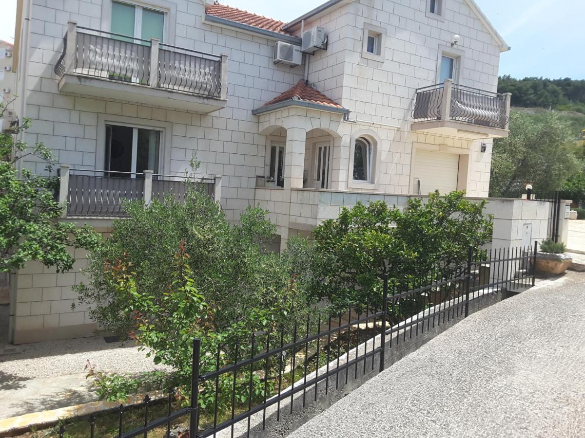 Apartments Nives Supetar Εξωτερικό φωτογραφία