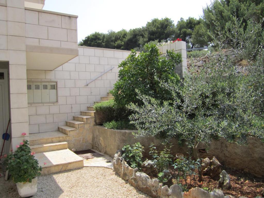 Apartments Nives Supetar Εξωτερικό φωτογραφία