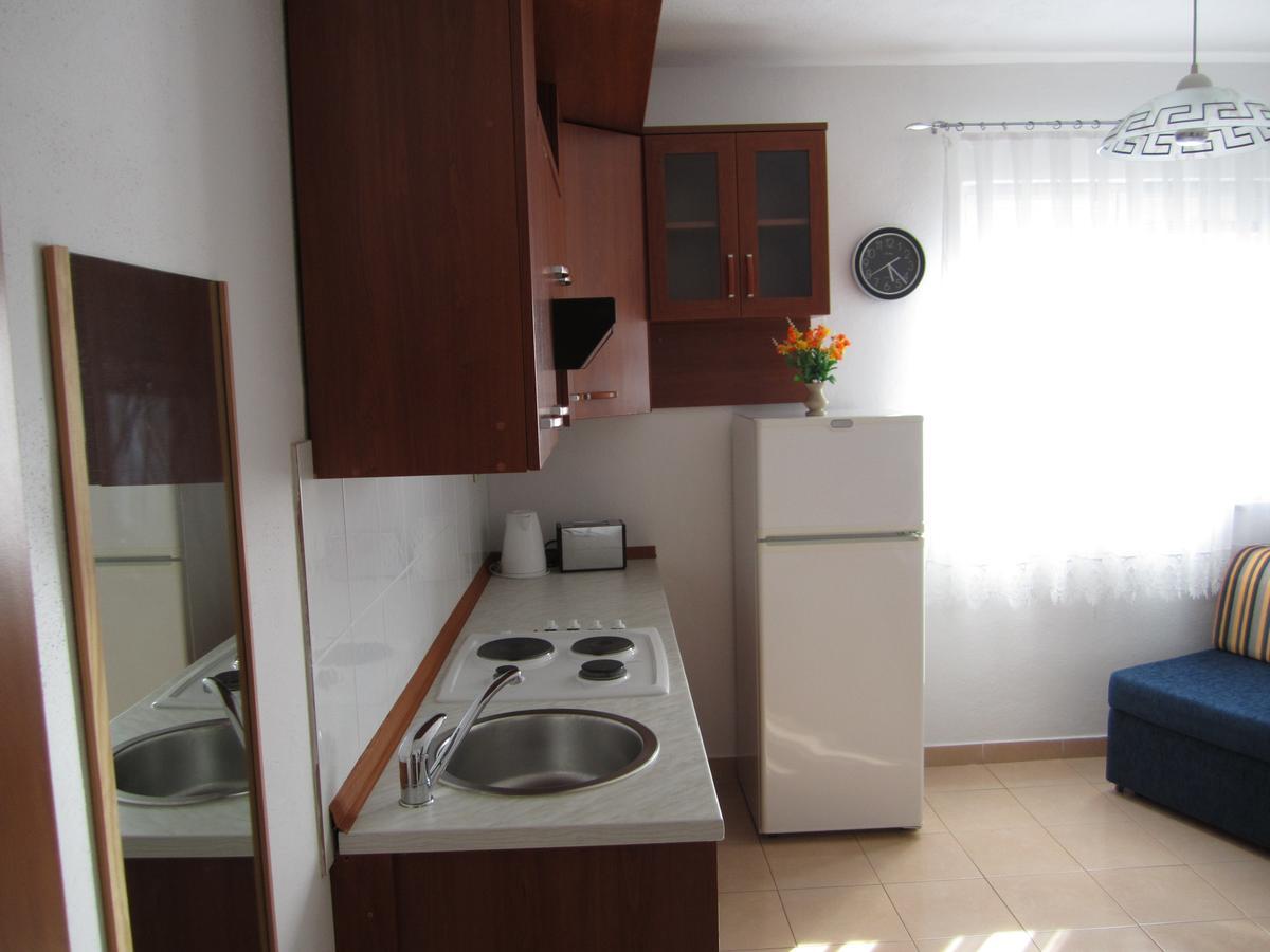 Apartments Nives Supetar Εξωτερικό φωτογραφία