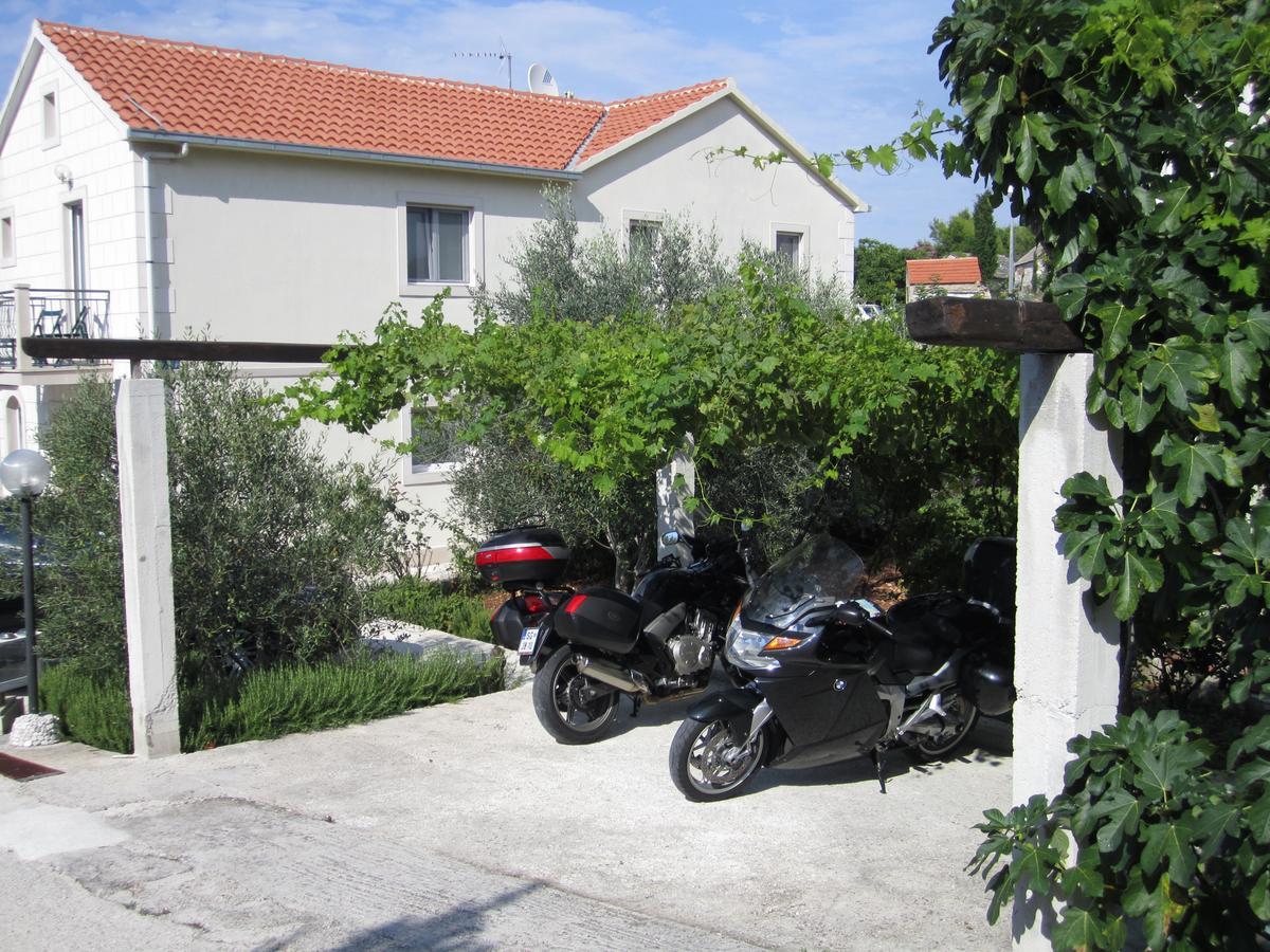 Apartments Nives Supetar Εξωτερικό φωτογραφία