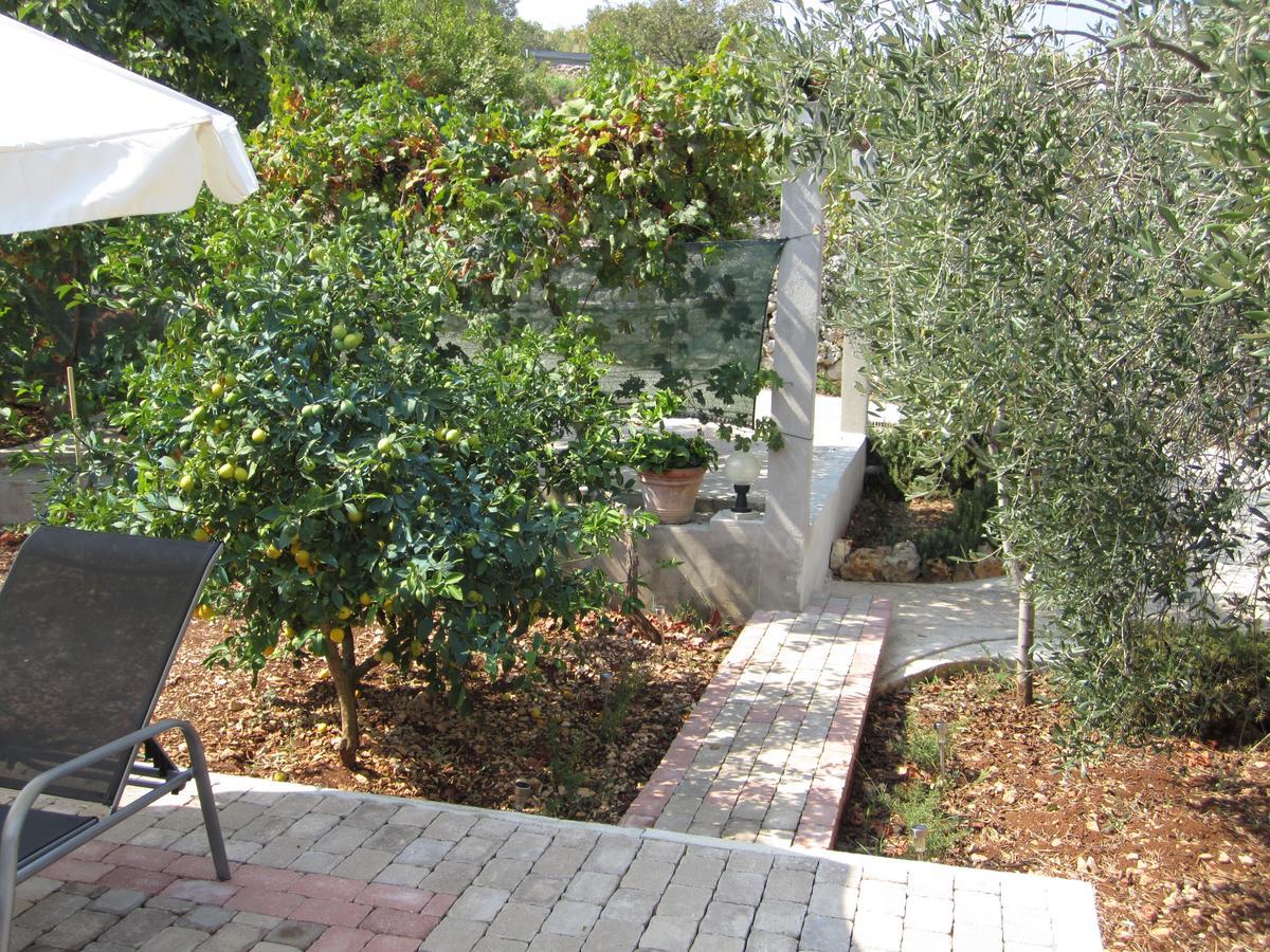 Apartments Nives Supetar Εξωτερικό φωτογραφία