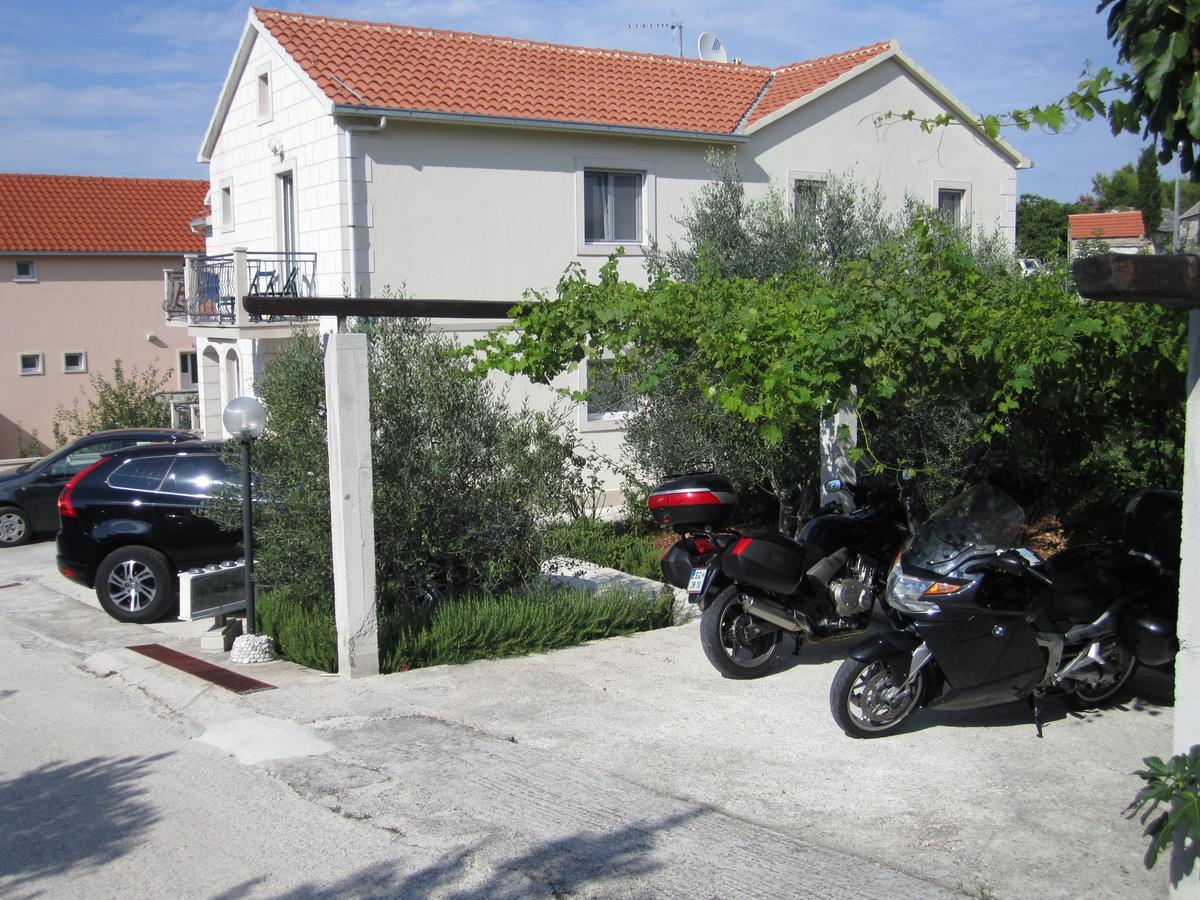 Apartments Nives Supetar Εξωτερικό φωτογραφία