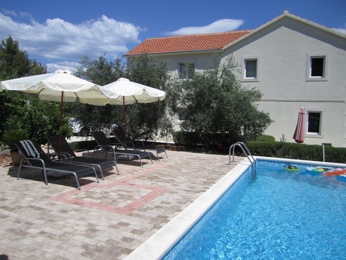 Apartments Nives Supetar Εξωτερικό φωτογραφία