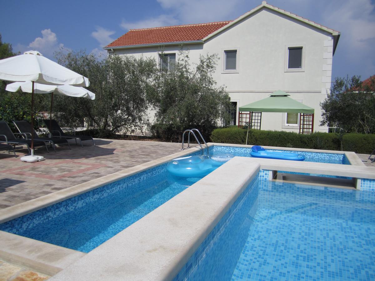 Apartments Nives Supetar Εξωτερικό φωτογραφία