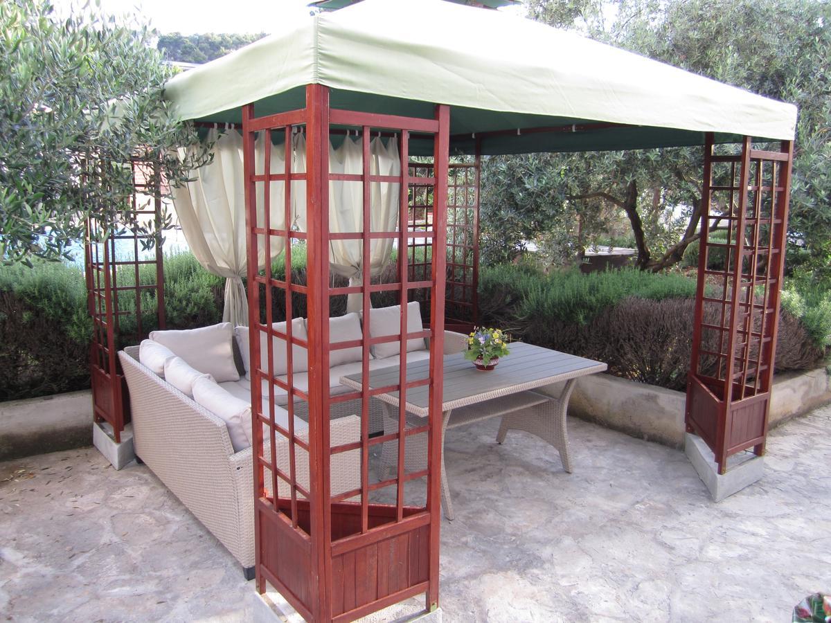 Apartments Nives Supetar Εξωτερικό φωτογραφία